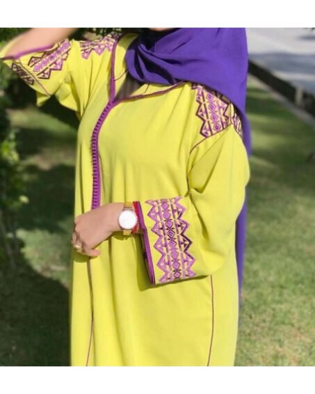 Djellaba femme en crepe jaune et broderie mauve