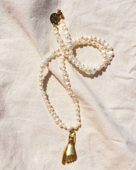 Sautoir perles de nacre MAIN FERMÉE